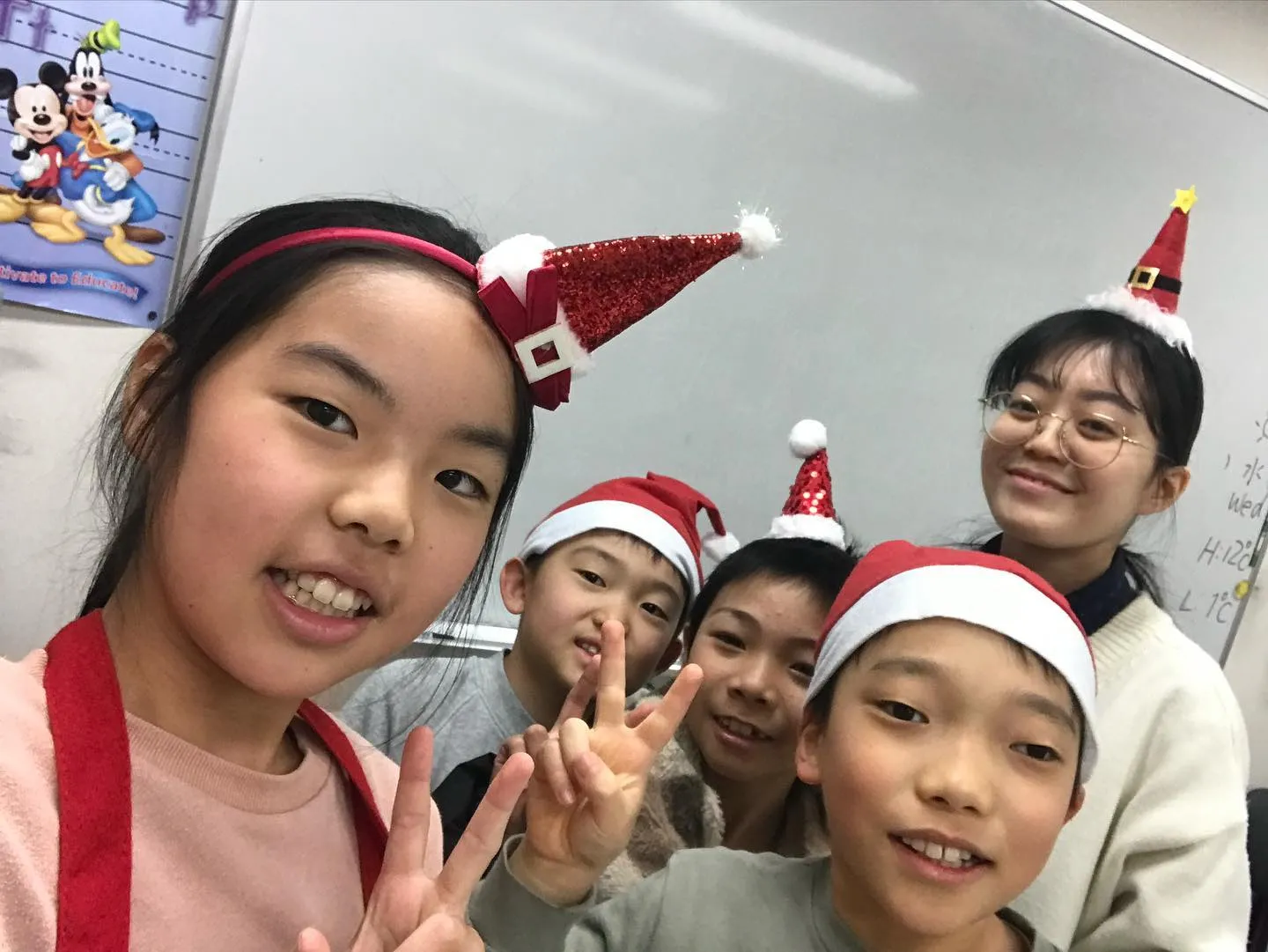 小学低学年クラス(3・4)では、今学期最後の授業にクリスマス...