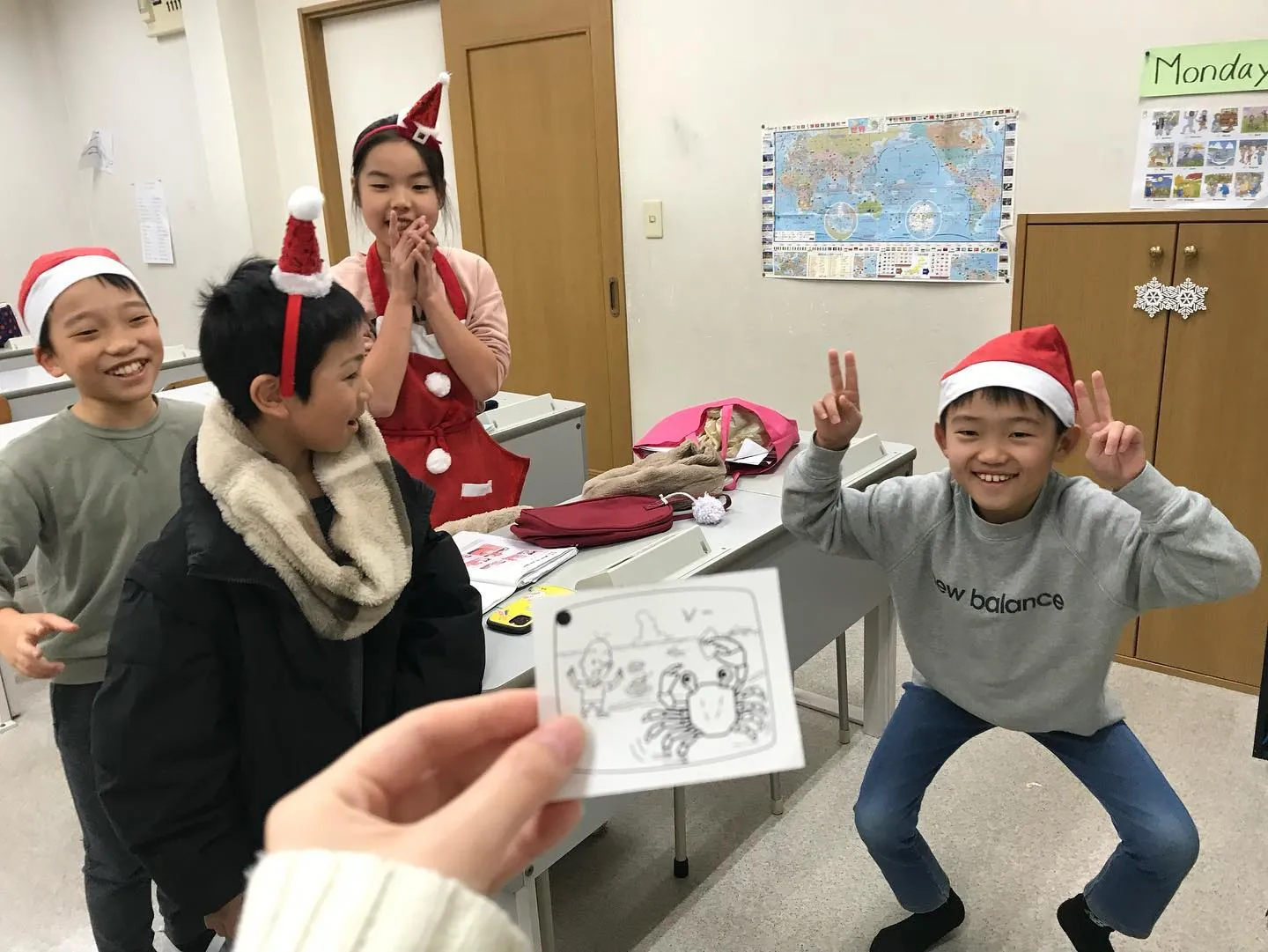 小学低学年クラス(3・4)では、今学期最後の授業にクリスマス...